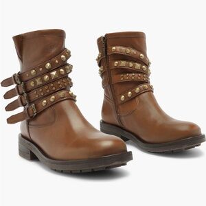NIB Schutz Luizia studded leather moto ankle boot in the color Miele